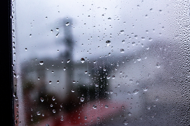 結露がある窓を表現する画像
