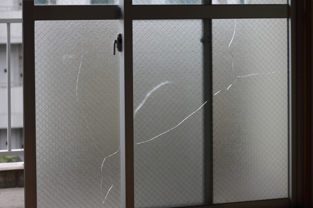 老朽化の窓の画像