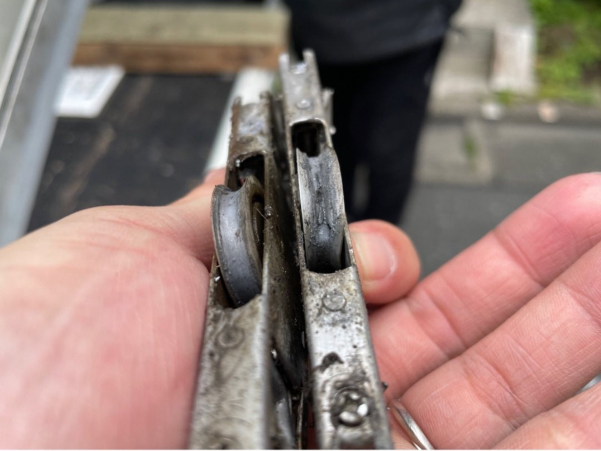 引き違い窓から取り外した、車輪が傷んで回らなくなった古い戸車